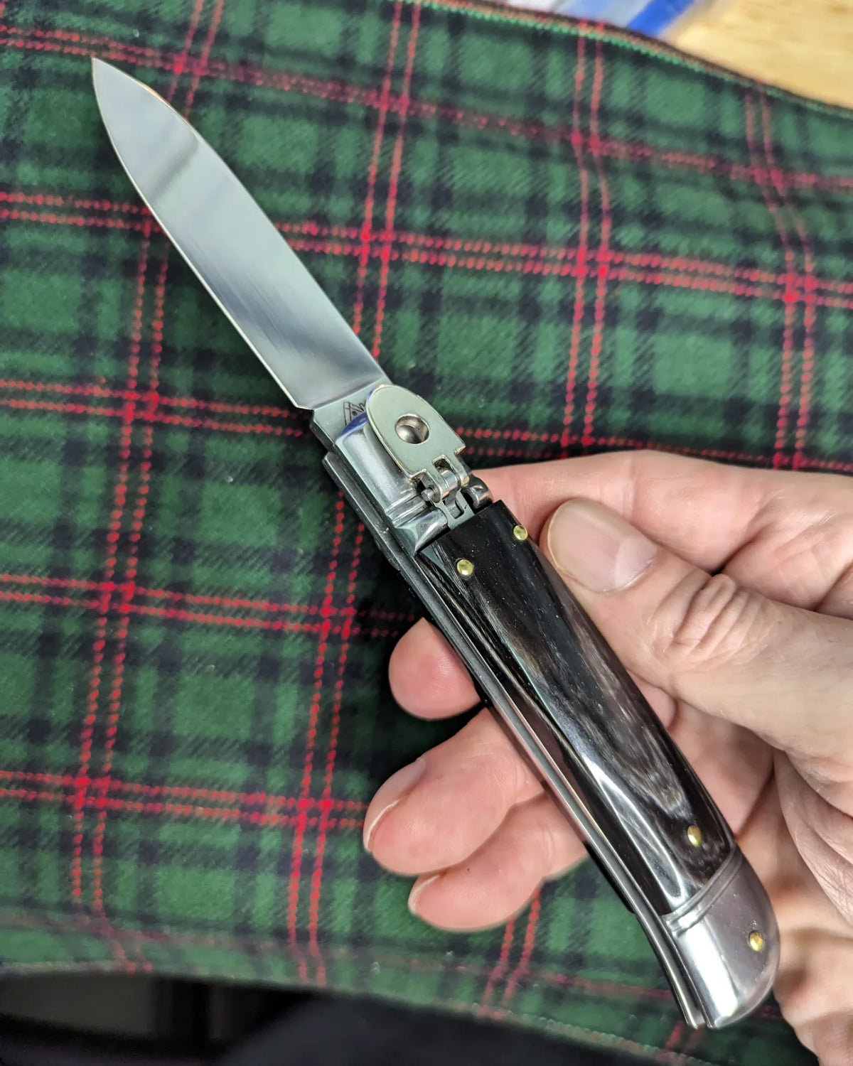 AKC ITALY BUFFALO HORN AUTOMATIC LEVERLOCK 1