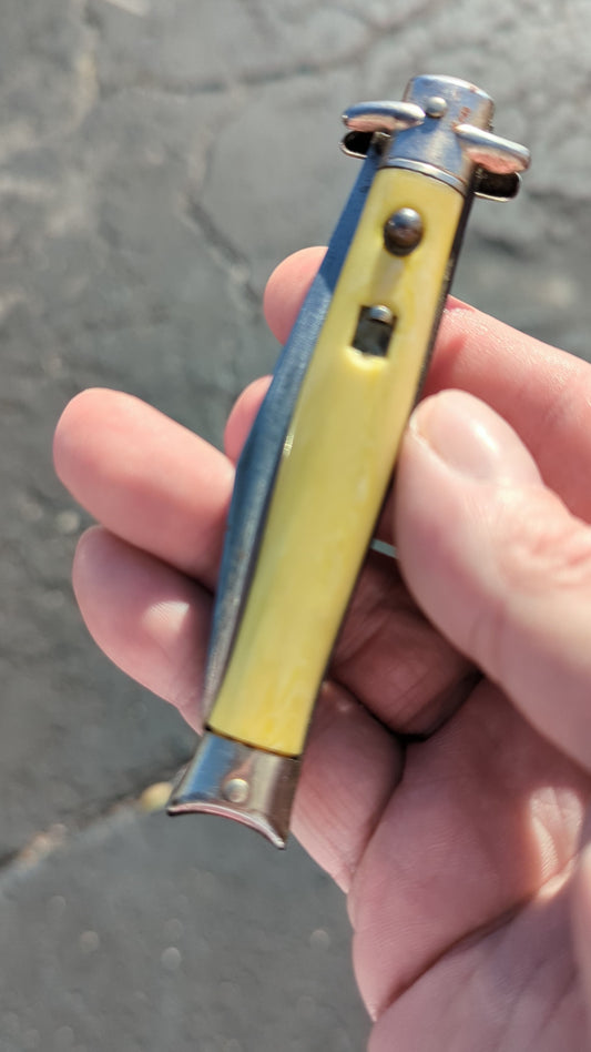 Light Yellow Antique Shur-Snap USA Pre-Ban Automatic Knife