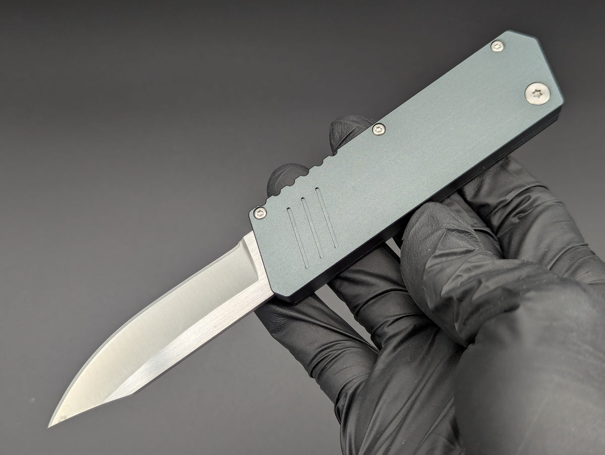 12 PC GREY MEDIUM SIZED GRAVITY KNIVES