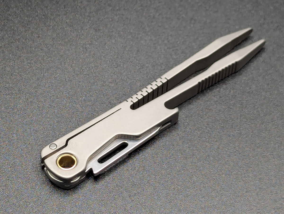 TITANIUM TWEEZER MULTI TOOL w/ 1" D2 BLADE